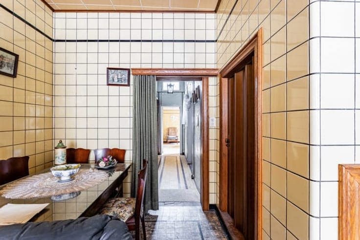 Townhouse to renovate with garage, garden and potential