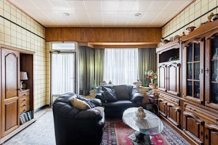 Townhouse to renovate with garage, garden and potential