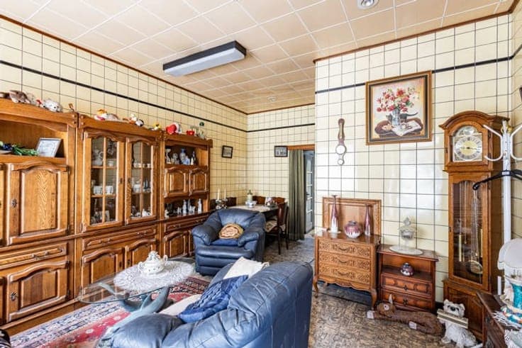 Townhouse to renovate with garage, garden and potential