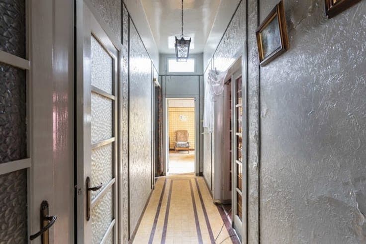 Townhouse to renovate with garage, garden and potential