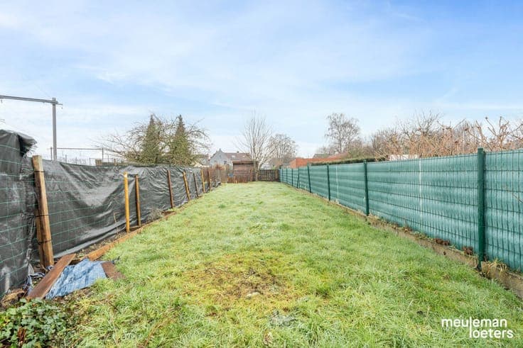 Charming semi-detached house to renovate with garage and spa