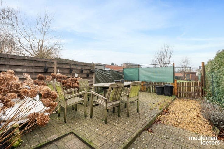 Charming semi-detached house to renovate with garage and spa
