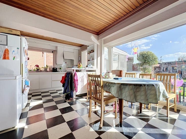 Charmante woning met grote garage/atelier van ± 125m² met...