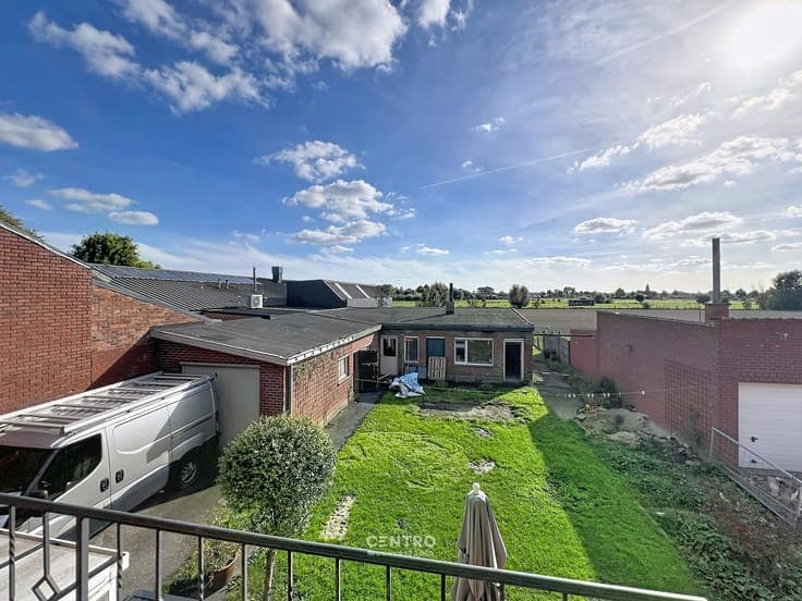 Charmante woning met grote garage/atelier van ± 125m² met...