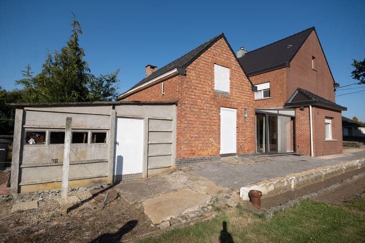 Op te frissen woning te koop aan de Gijmelsesteenweg in L...