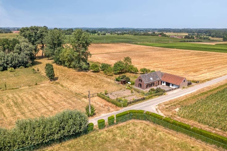 Detached house on 7,590 m² with panoramic views in Mater