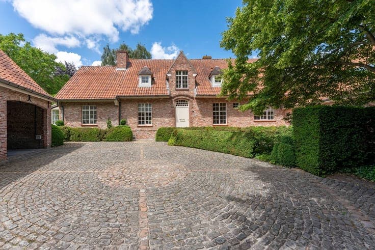 Beautifully located farmhouse style country house for sale i