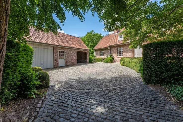 Beautifully located farmhouse style country house for sale i