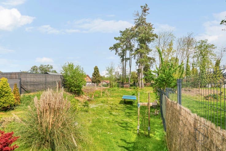 Recently built home with all comforts and a swimming pool!