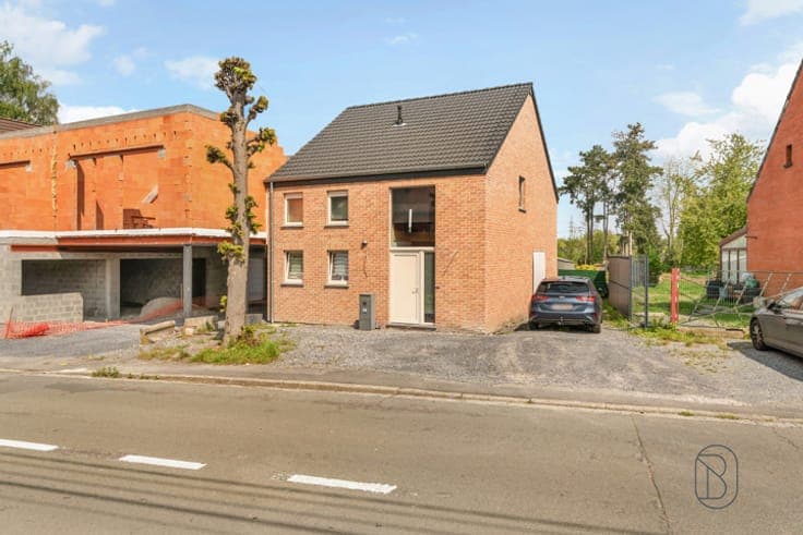Recently built home with all comforts and a swimming pool!