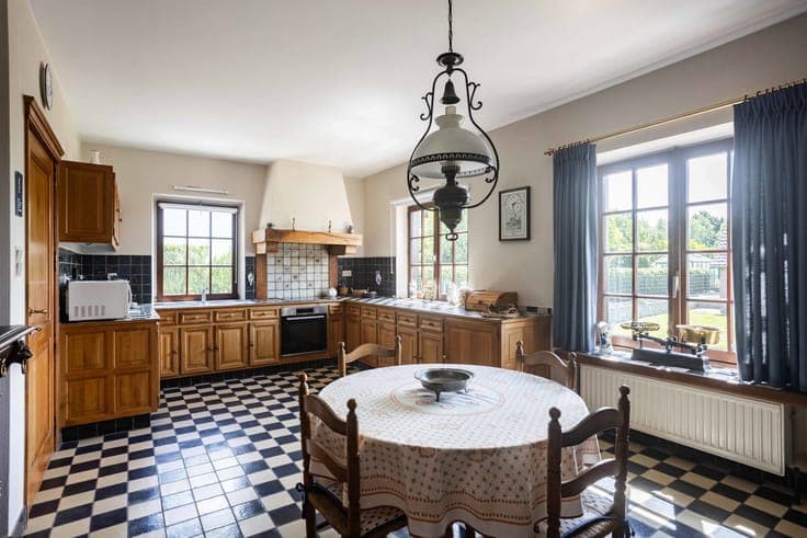 Stylish country house with south-facing garden on 13 ares