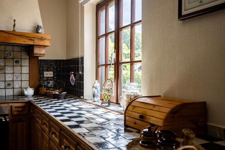 Stylish country house with south-facing garden on 13 ares
