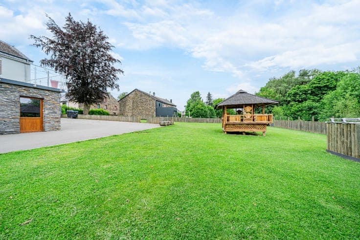 Character Property with 4 Bedrooms - 1,826 m² - Neuville