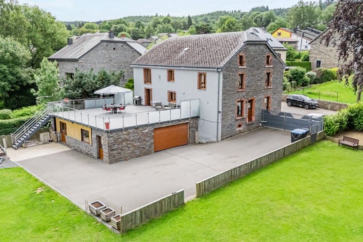 Character Property with 4 Bedrooms - 1,826 m² - Neuville