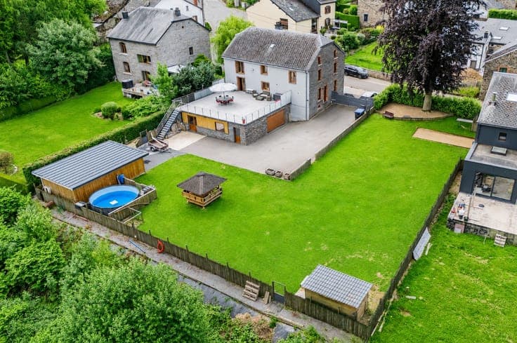 Character Property with 4 Bedrooms - 1,826 m² - Neuville