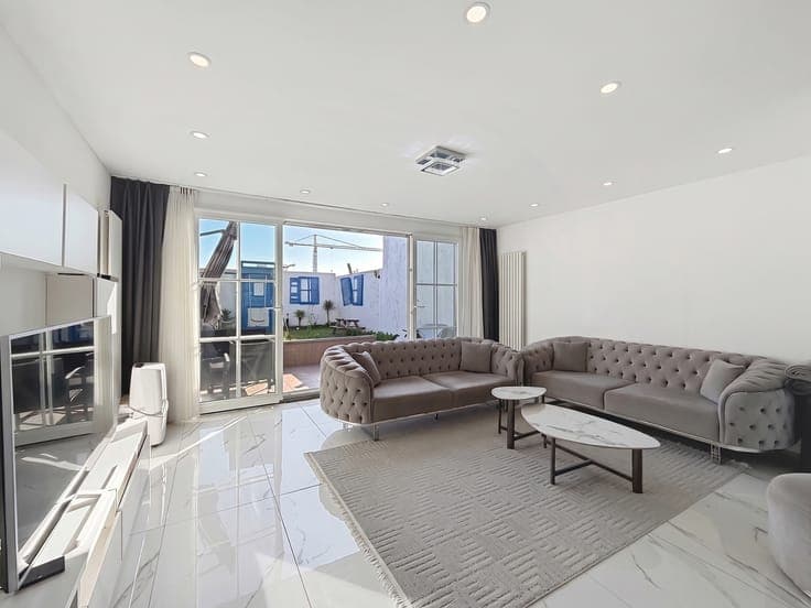 EXCEPTIONAL HOME – 3 BEDROOMS + GARDEN