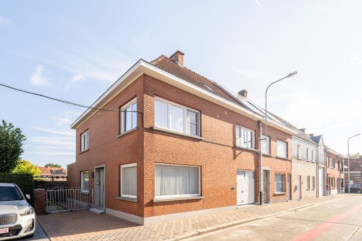 Ruime woning met tuin, 2 garages en 4 slaapkamers.