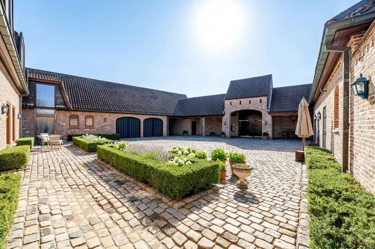Authentic square farmhouse in the rural Oosterzele