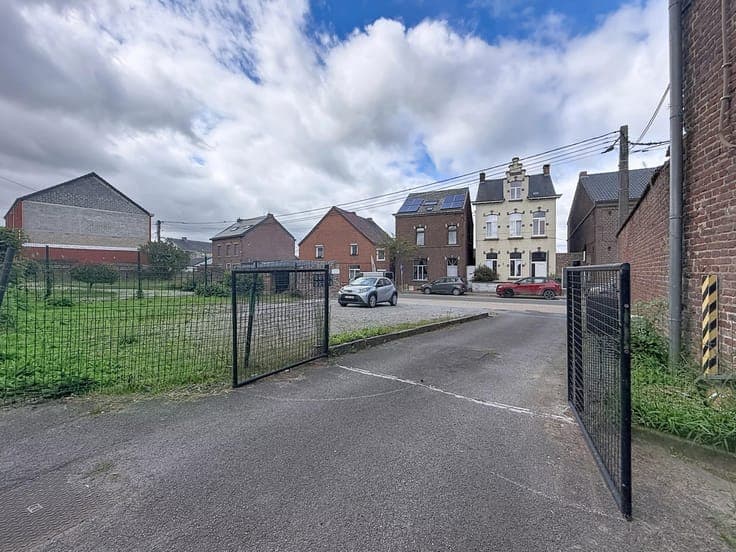 Sale - Building Courcelles - 749,000 €