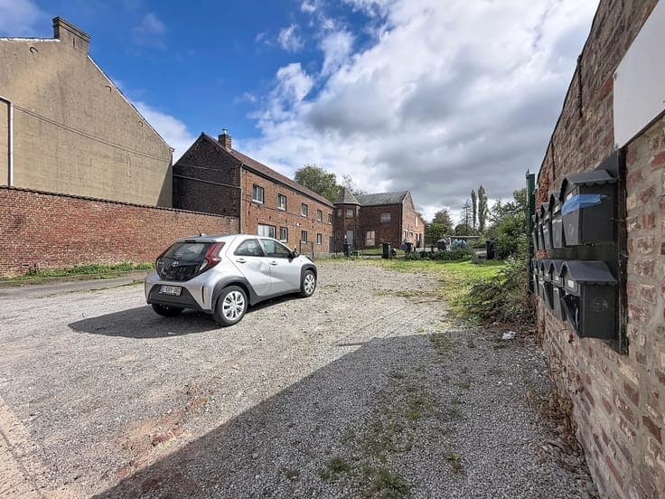 Sale - Building Courcelles - 749,000 €