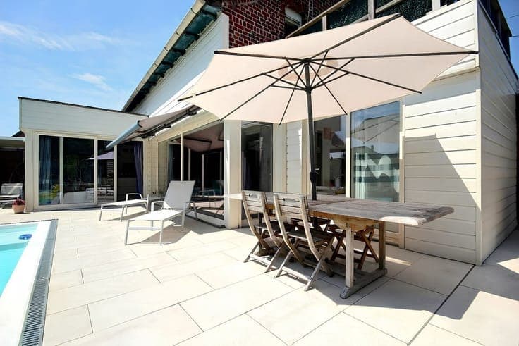 Superbe maison 3 façades avec piscine, garage 2 voitures!