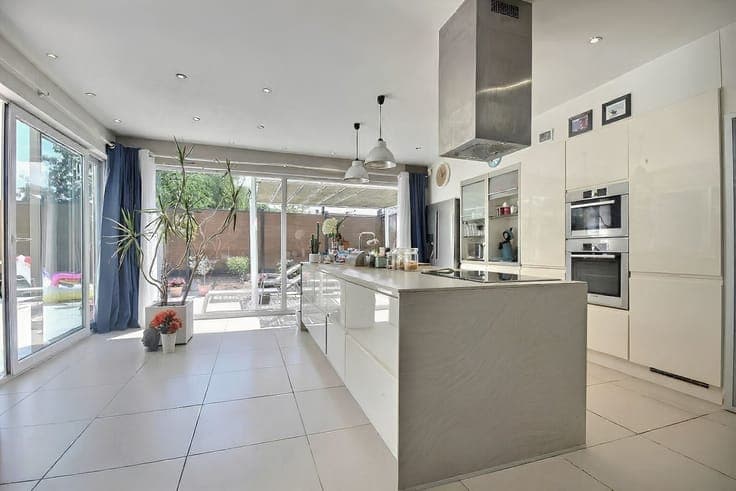 Superbe maison 3 façades avec piscine, garage 2 voitures!