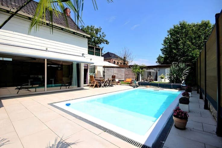Superbe maison 3 façades avec piscine, garage 2 voitures!