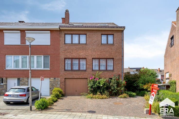 SPACIOUS SEMI-DETACHED HOUSE – 4 BEDROOMS AND GARAGE