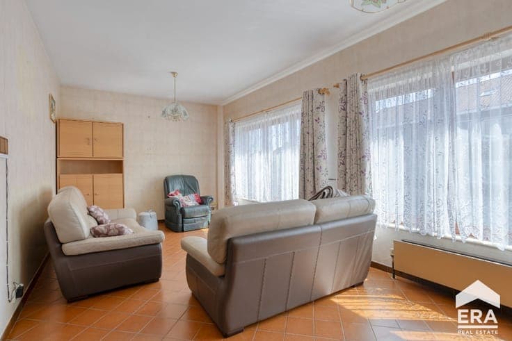 SPACIOUS SEMI-DETACHED HOUSE – 4 BEDROOMS AND GARAGE