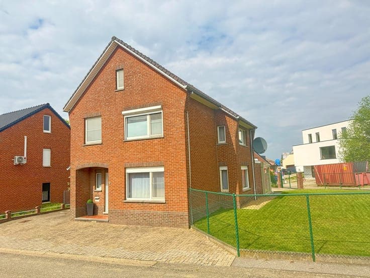 Charmante gezinswoning op een hoekperceel in het rustige ...