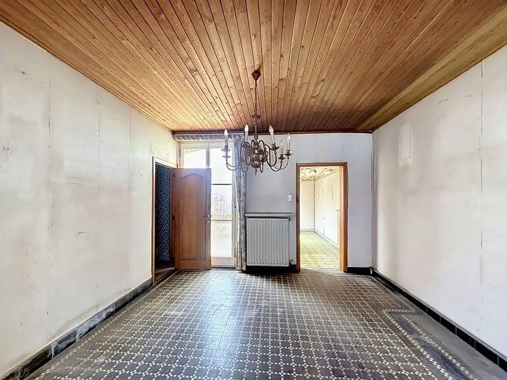 Semi-detached building to renovate in a quiet location in th