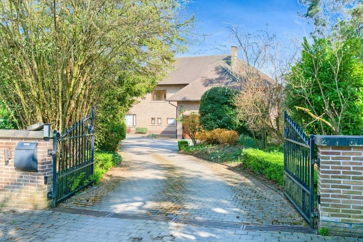 Lasne- Family property with tennis court and swimming pool