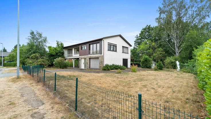 AVERBODE - Bel-Etage woning op groot perceel (tot. +/- 85a)