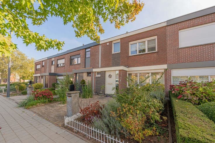 Charming move-in ready family home with rear access