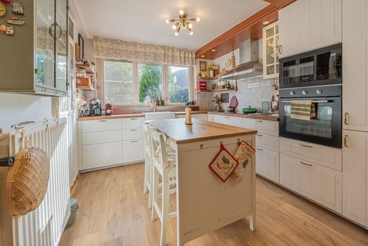 Charming move-in ready family home with rear access