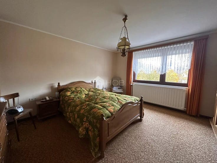 Detached house with potential for conversion and barn in a q