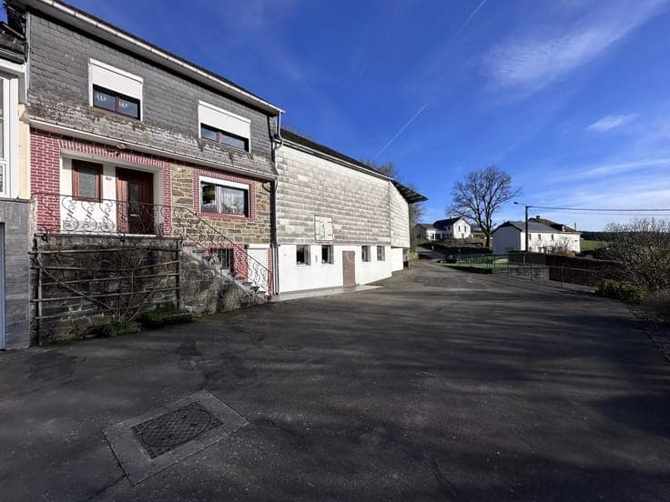 Detached house with potential for conversion and barn in a q
