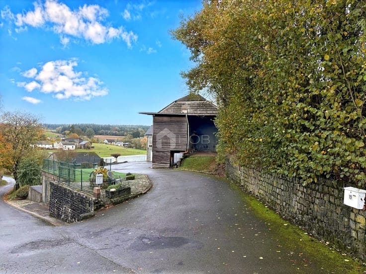 Detached house with potential for conversion and barn in a q