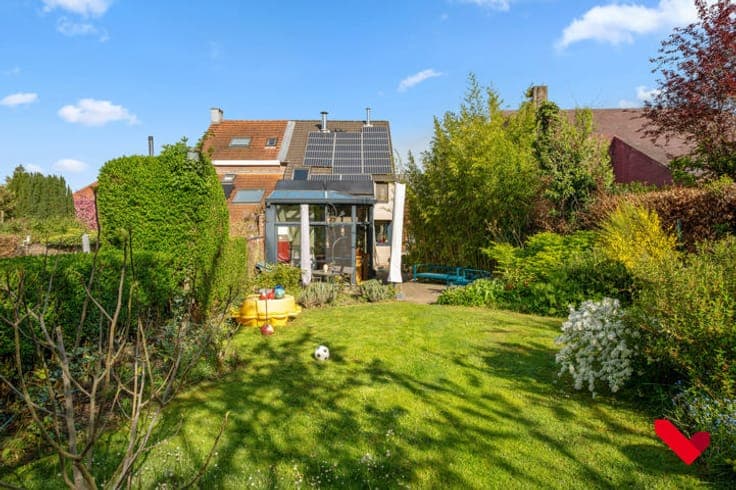 Spacious semi-detached home with beautiful garden