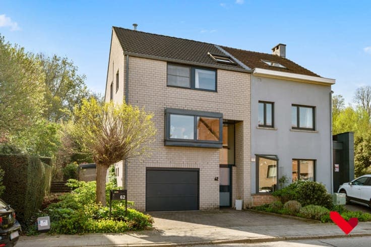 Spacious semi-detached home with beautiful garden