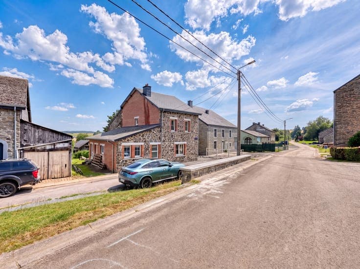 Maison en pierre avec jardin et dépendance