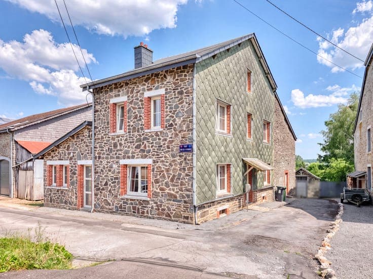 Maison en pierre avec jardin et dépendance