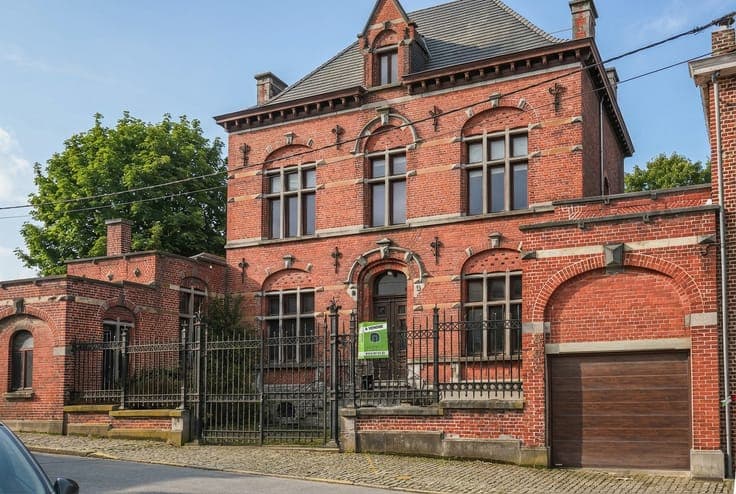 Prestigious mansion with remarkable volumes