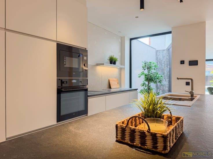 Te koop, Hoogwaardig gerenoveerde woning met zwembad en l...