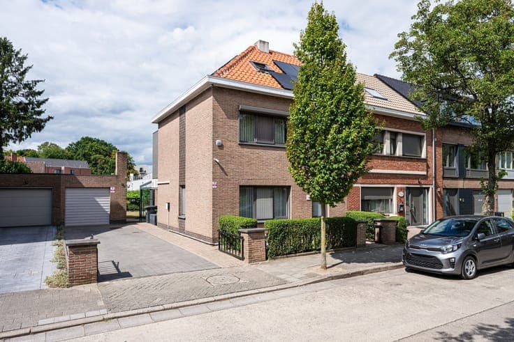 Ruime gezinswoning met 4 slaapkamers, garage en tuin.