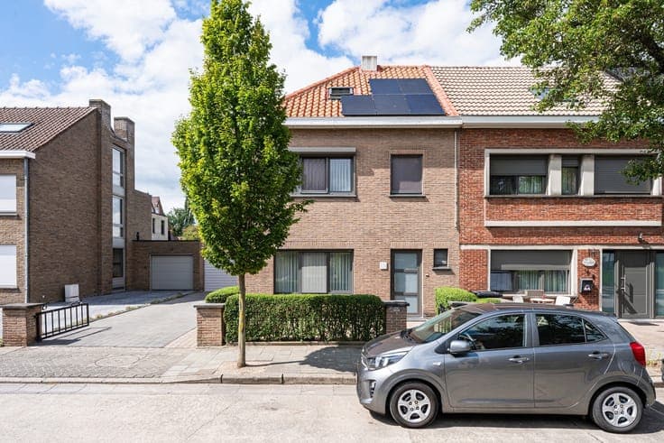 Ruime gezinswoning met 4 slaapkamers, garage en tuin.