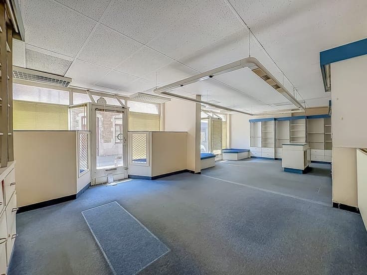 SPACIEUSE MAISON DE COMMERCE AVEC LOGEMENT
