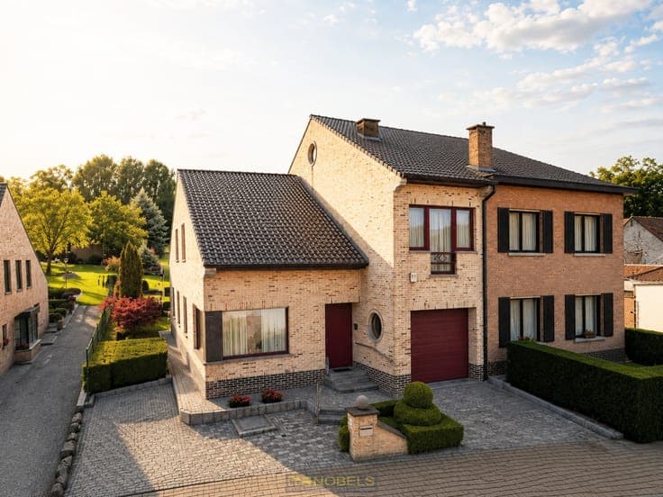 Te koop, solide halfopen bebouwing met tuin, weide en gar...