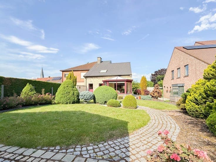 Te koop, solide halfopen bebouwing met tuin, weide en gar...