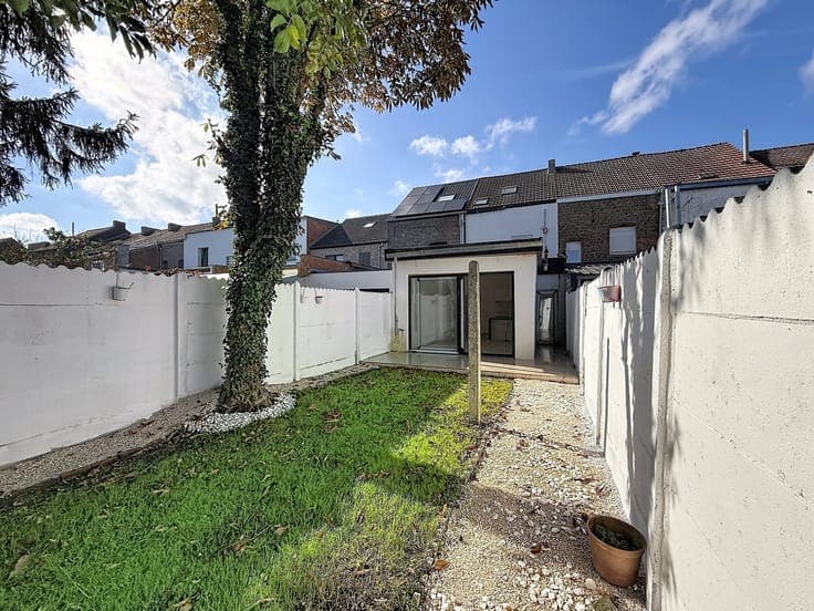 Gerenoveerde rijwoning, 4 slpks, 2 bdks, terras en tuin